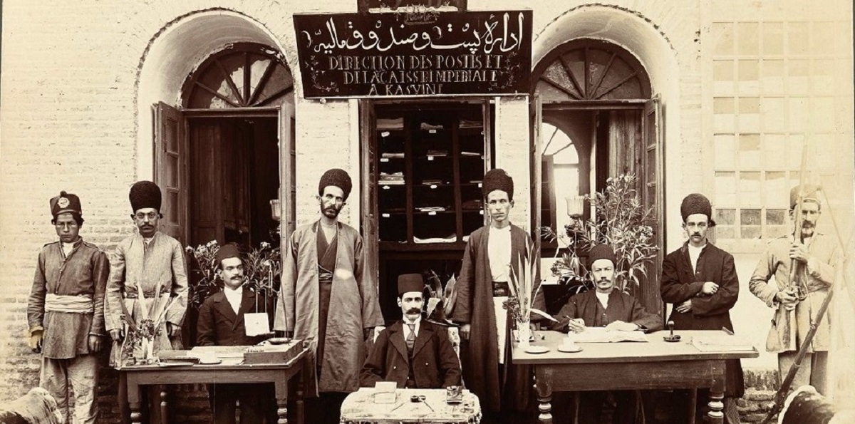 ژست جالب کارمندان ایرانی؛ ۱۰۰ سال قبل (عکس)