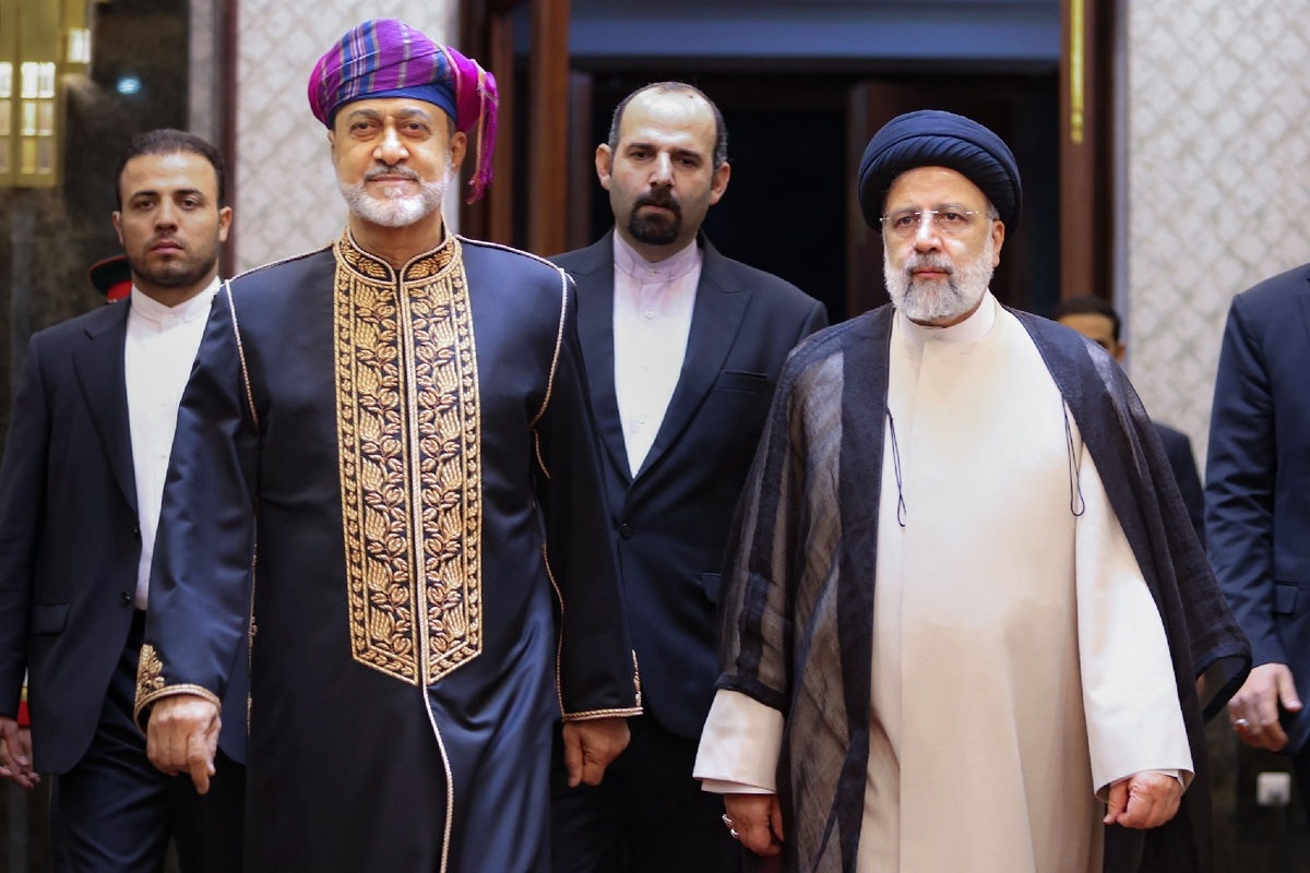 لباس ویژه سلطان عمان در ضیافت شام رئیسی (عکس)