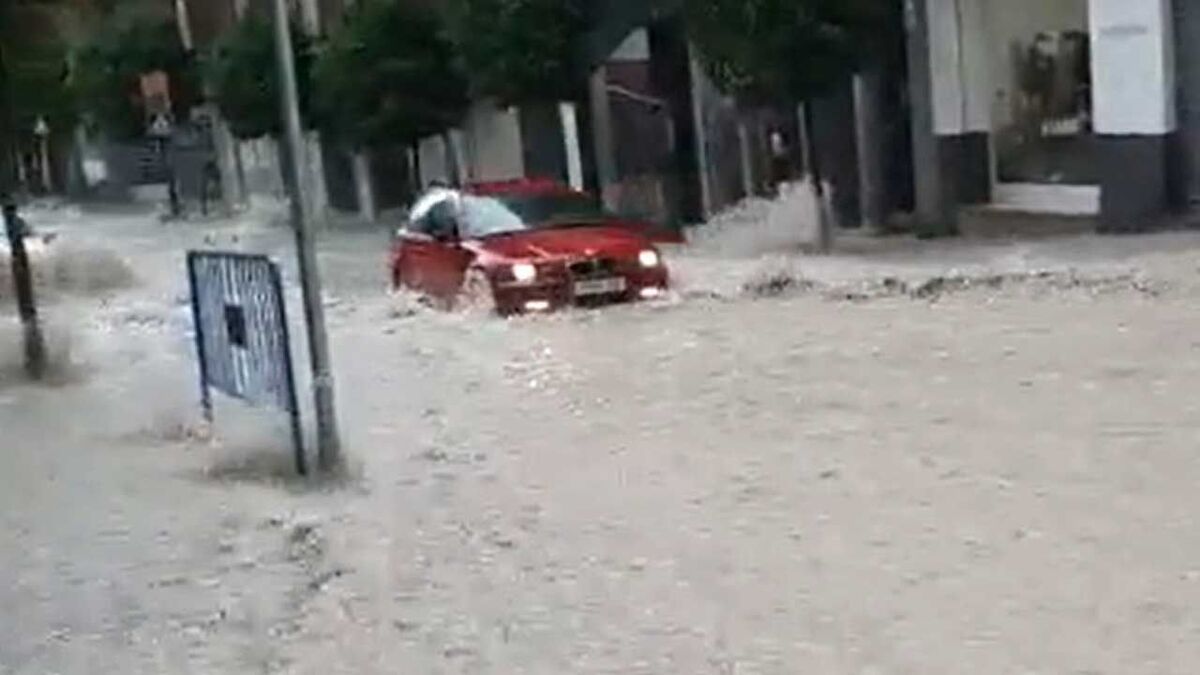 تلاش برای رانندگی در سیلاب اسپانیا/ سیل خودرو را با خود برد (فیلم)