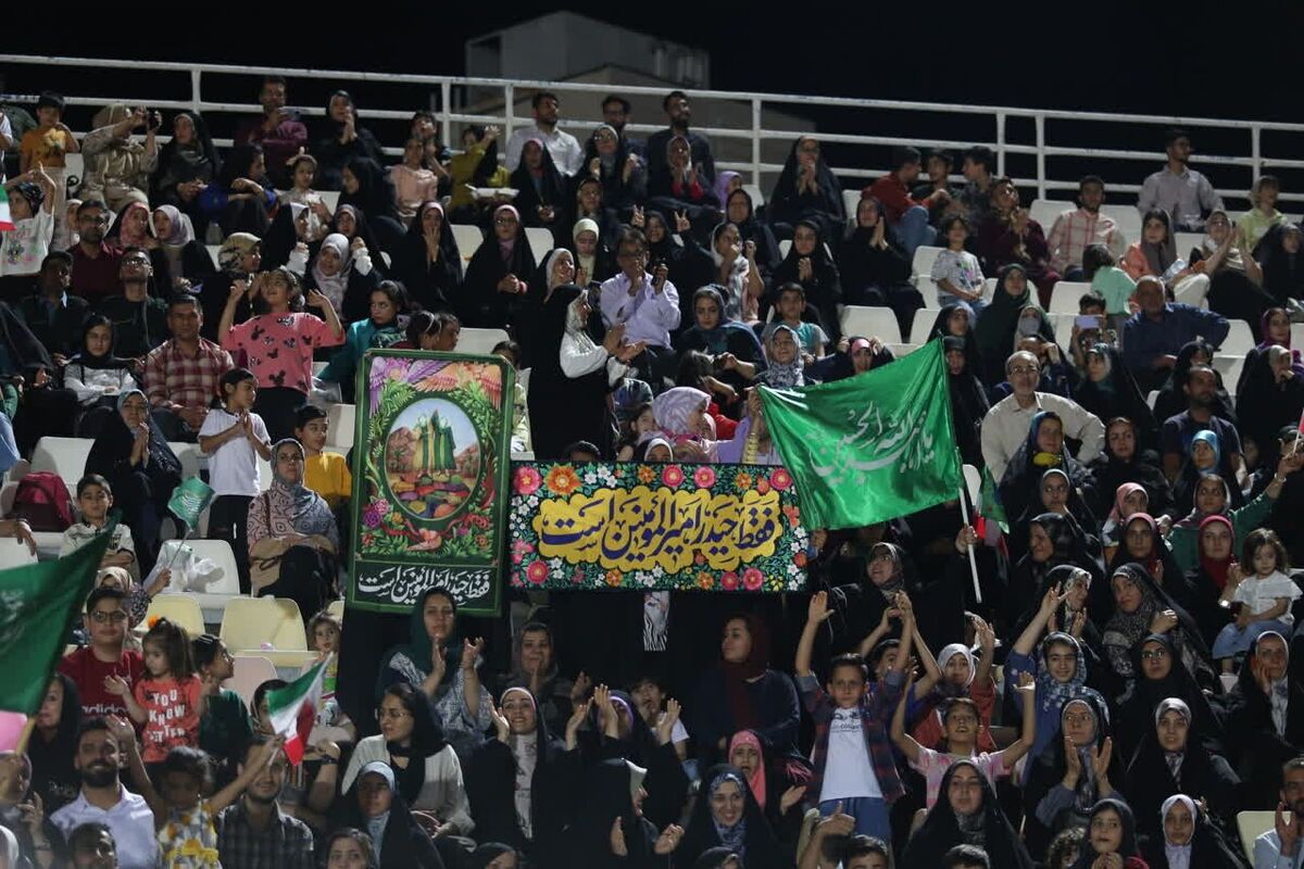 ورود زنان و دختران به استادیوم شیراز / زنان و مردان کنار هم در جشن غدیر (+ عکس )