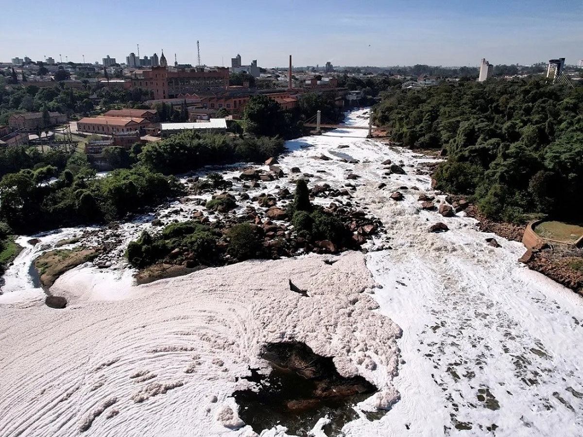 آلودگی عجیب رودخانه برزیل؛ شبیه برف، اما فوم سمی است (فیلم)