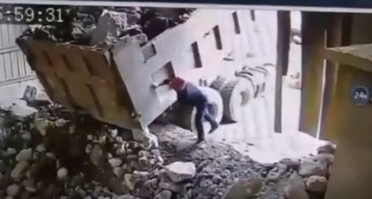 ویدیویی تلخ از افتادن ناگهانی سنگ غول پیکر بر سر یک راننده کامیون (فیلم)