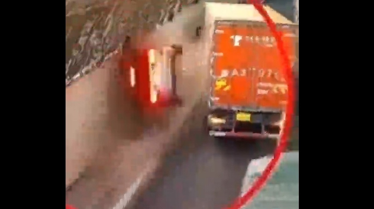 واژگونی خودرو حین تلاش برای سبقت از کامیون در تونل (فیلم)