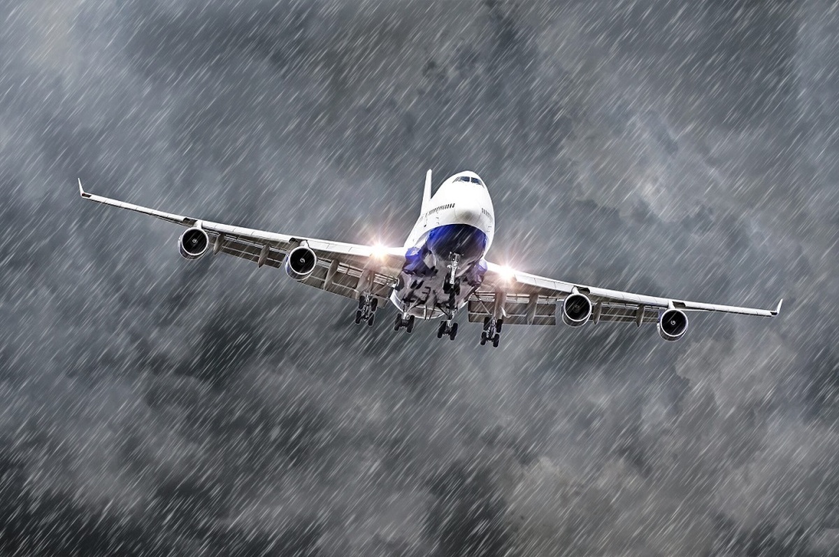 فرود بوئینگ ۷۳۷ در باران شدید از زاویه کابین خلبان (فیلم)