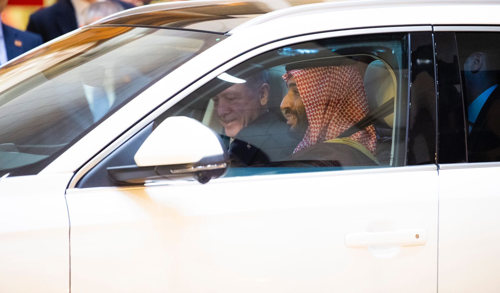 اردوغان یک دستگاه خودروی توگ به ولیعهد سعودی هدیه داد. محمد بن سلمان ولیعهد و نخست وزیر سعودی هم پشت فرمان قرار گرفت و رئیس جمهوری ترکیه را تا محل اقامتش رساند