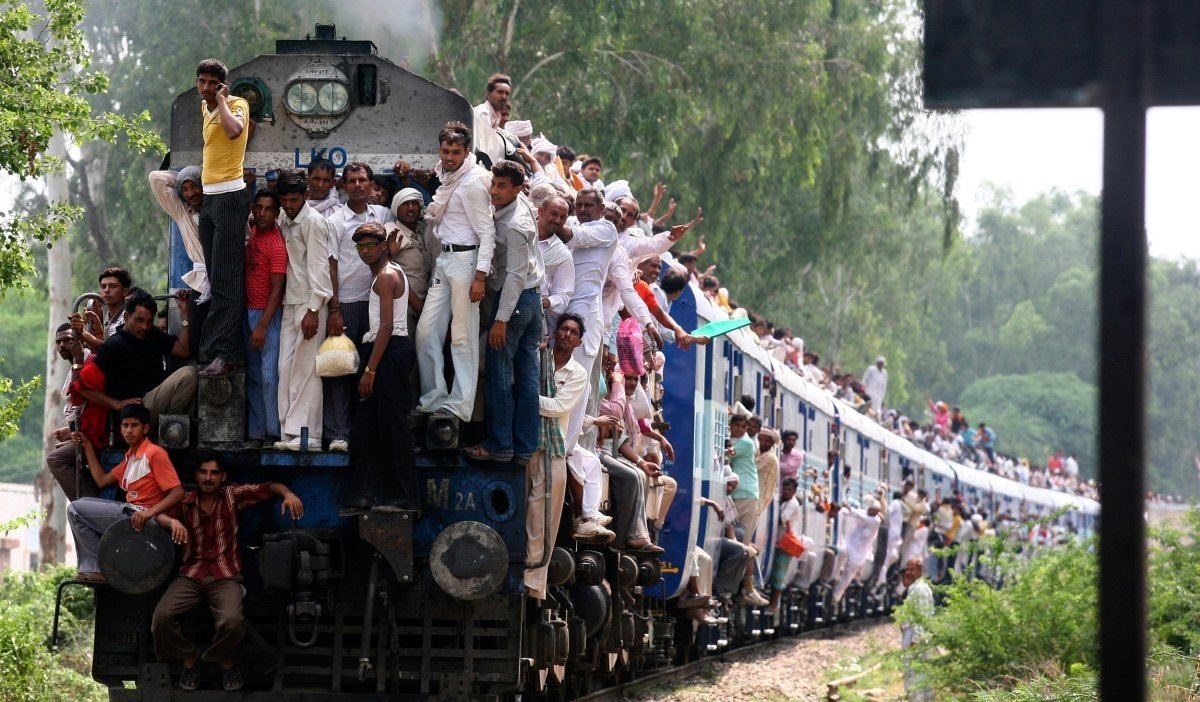 وضعیت عجیب سوار شدن قطار در هند ! (فیلم)