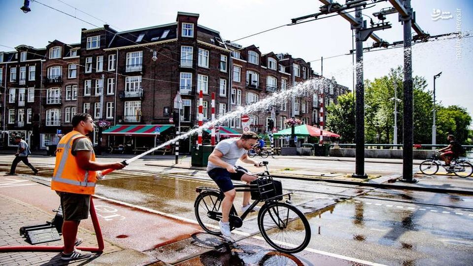 پاشیدن آب در خیابان برای کاهش گرما
