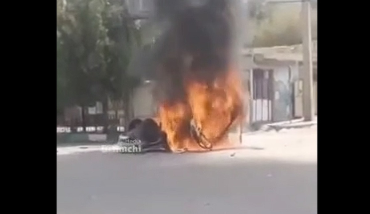 آتش‌سوزی خودرو راهور در سیستان و بلوچستان (فیلم)