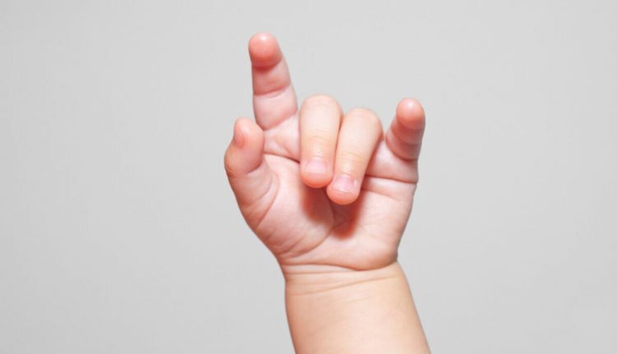 چگونه کودک عادت شکستن انگشت‌ هایش را فراموش می‌ کند؟