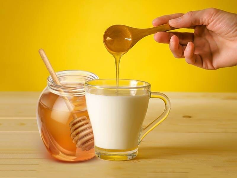 شیر داغ و عسل؛ از حقایق علمی تا نکات ایمنی