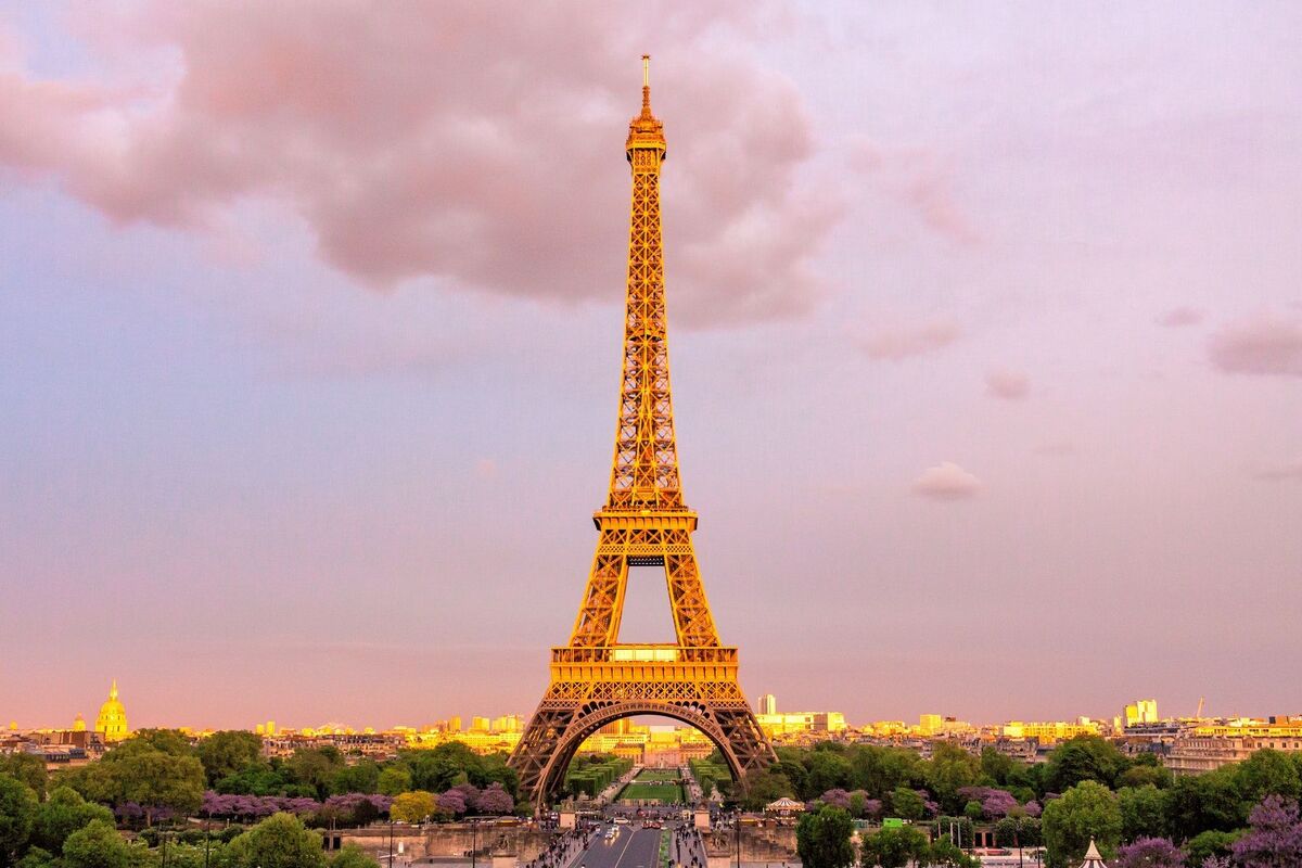پرش با چتر از بالای برج ایفل/  بازدید از « بانوی آهنین» فرانسه برای چندمین بار در این هفته مختل شد