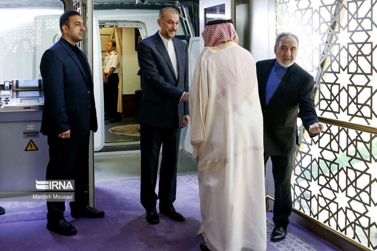 استقبال از حسین امیرعبداللهیان وزیر امور خارجه ایران به هنگام خروج از هواپیما و ورود به سالن تشریفات فرودگاه ریاض عربستان سعودی