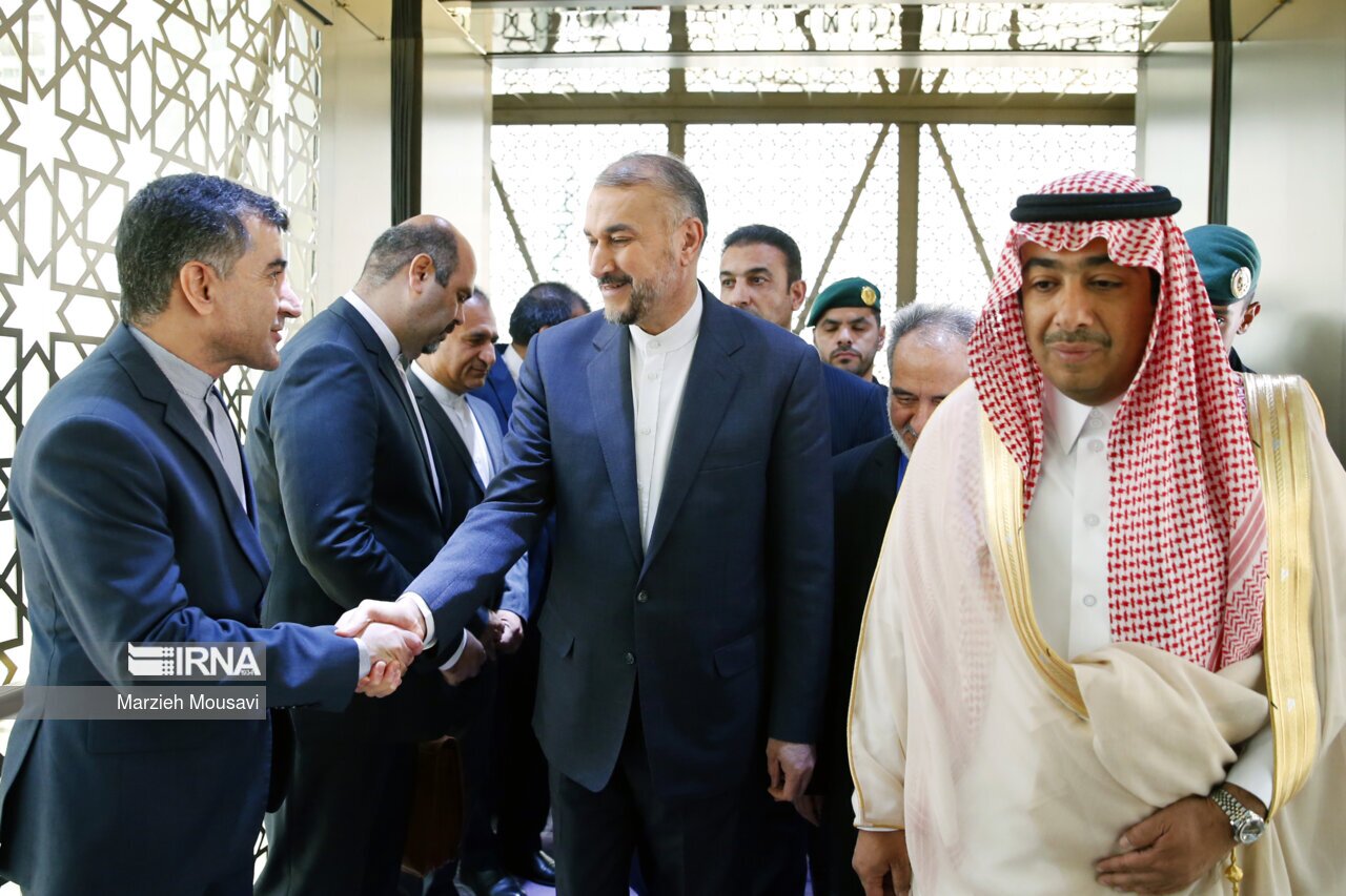استقبال از حسین امیرعبداللهیان وزیر امور خارجه ایران در سالن تشریفات فرودگاه ریاض عربستان سعودی