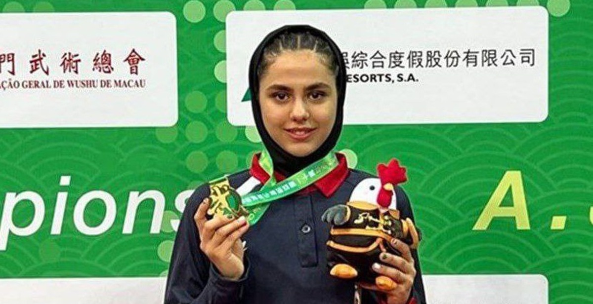 دختر ووشوکار ایران با گردن آویز طلا بر بام آسیا ایستاد