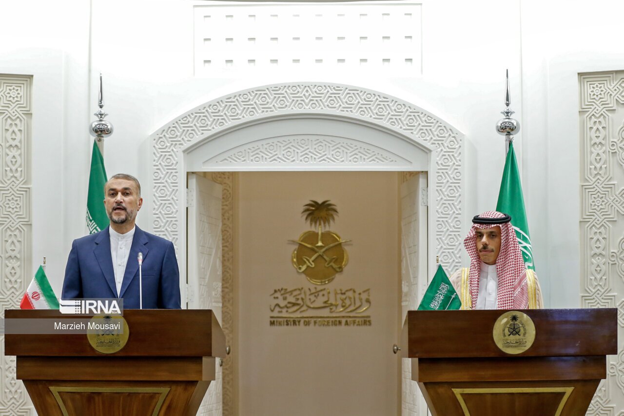 نشست خبری وزیران خارجه سعودی (فیصل بن فرحان) و ایران حسین امیرعبداللهیان در محل وزارت خارجه عربستان سعودی در ریاض