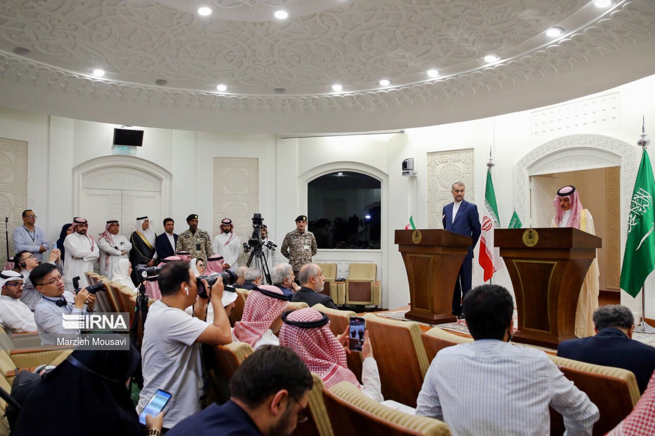 نشست خبری وزیران خارجه سعودی (فیصل بن فرحان) و ایران حسین امیرعبداللهیان در محل وزارت خارجه عربستان سعودی در ریاض 