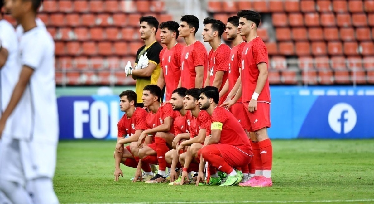 اهدای پیراهن امضا شده تیم ملی به رهبر انقلاب (عکس)