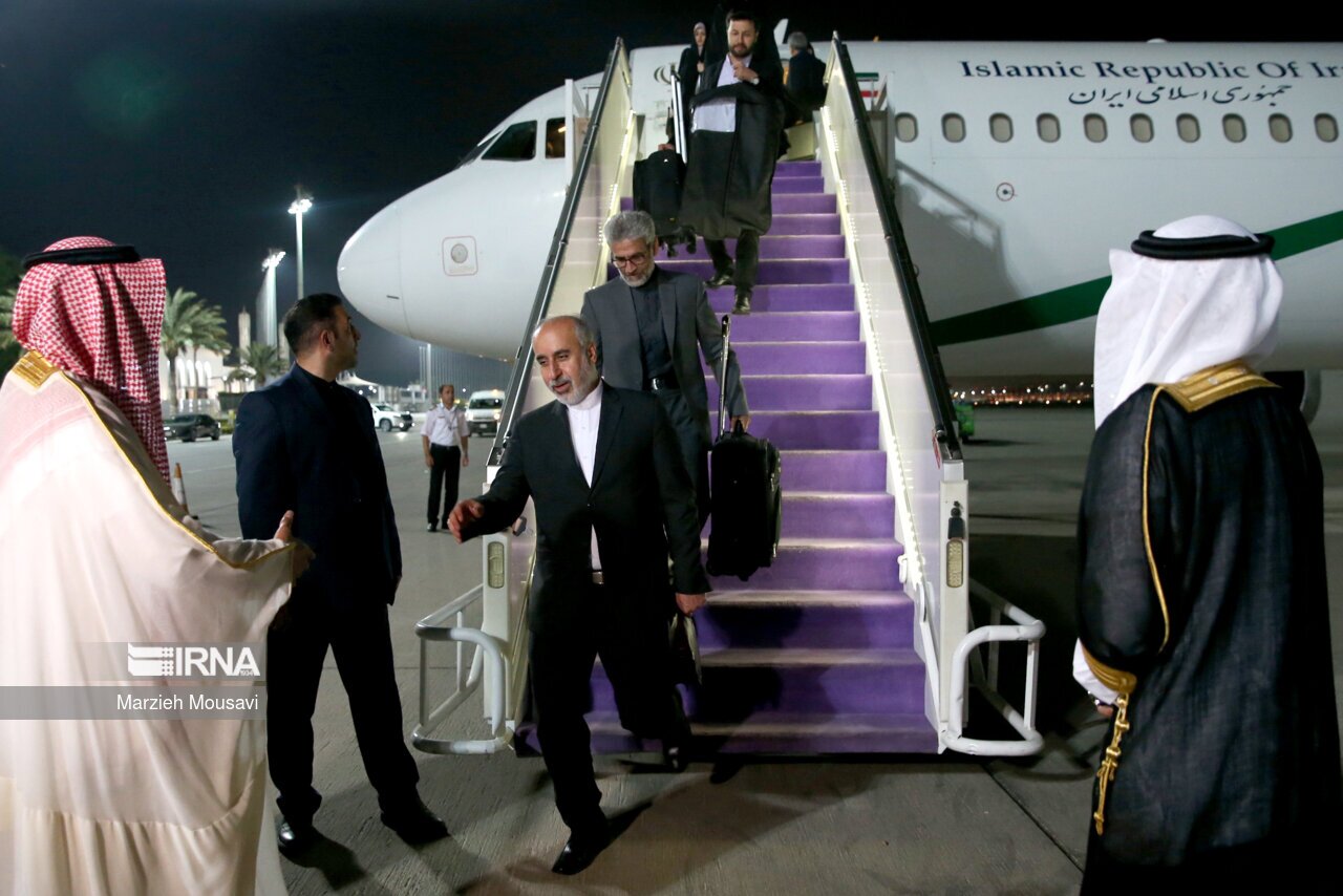 پیاده شدن اعضای هیات همراه حسین امیرعبداللهیان وزیر امور خارجه ایران در فرودگاه جده عربستان سعودی