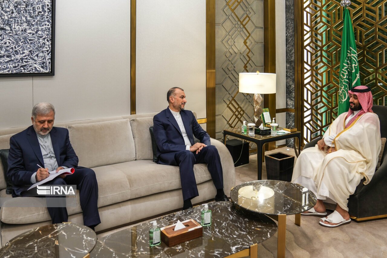دیدار حسین امیرعبداللهیان وزیر امور خارجه ایران با محمد بن سلمان ولیعهد و نخست وزیر عربستان سعودی