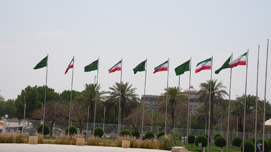 پرچم ایران در محل وزارت خارجه عربستان سعودی به مناسبت سفر وزیر خارجه ایران به این کشور