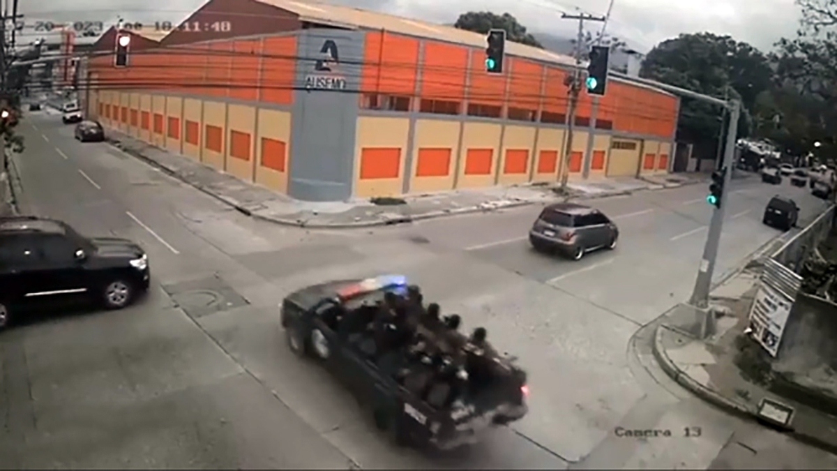 برخورد خودروی شاسی بلند با ماشین پلیس (فیلم)