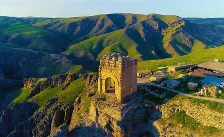 قلعه‌ ای در ایران که مارها آن را احاطه کرده اند