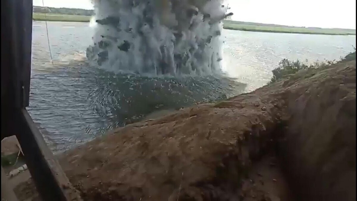 انفجار کنترل شده یک بمب در کف رودخانه اوکراین (فیلم)