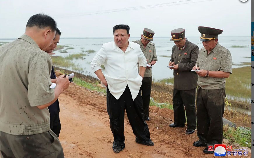 عصبانیت رهبر کره شمالی در جریان بازدید میدانی از مناطق سیلزده (+عکس) 