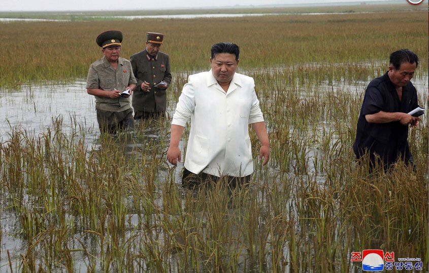 عصبانیت رهبر کره شمالی در جریان بازدید میدانی از مناطق سیلزده (+عکس) 