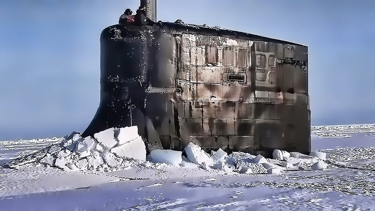 لحظه حیرت انگیز بیرون آمدن زیردریایی اتمی آمریکا از زیر یخ های قطب (فیلم)