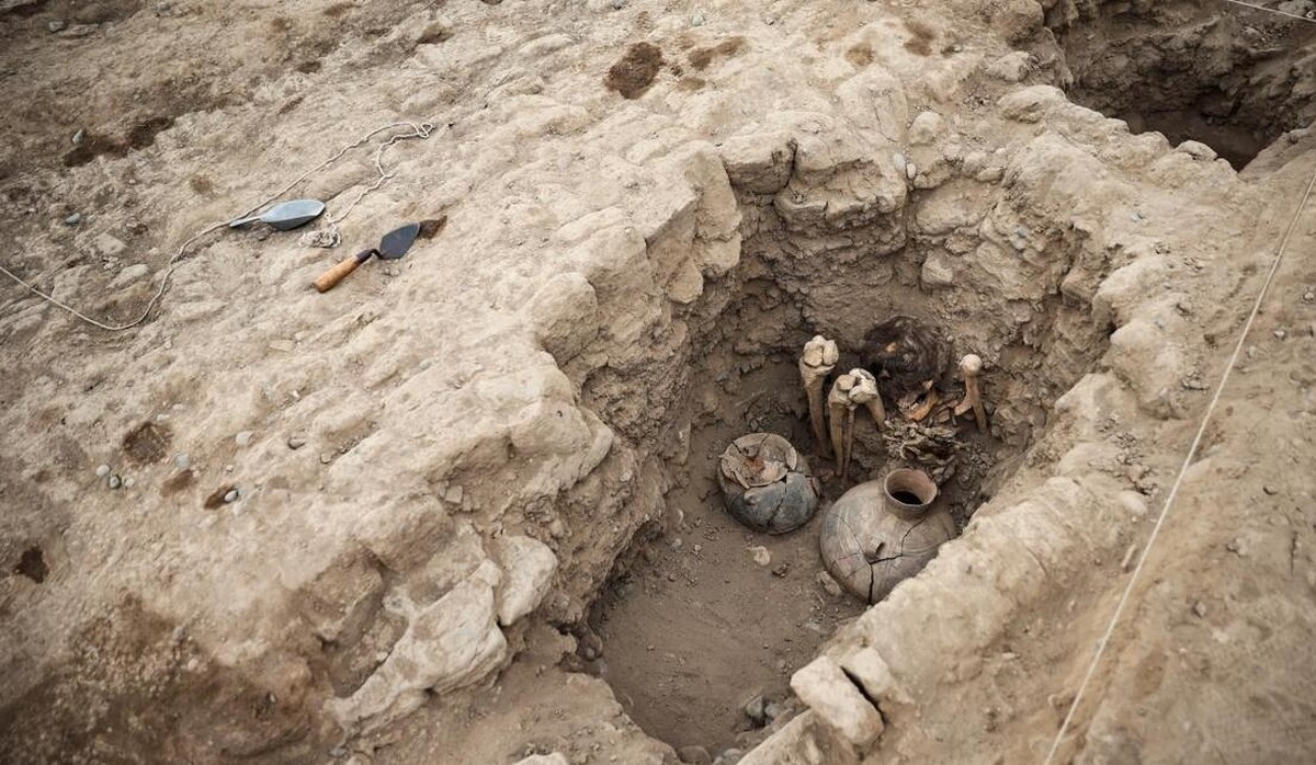 کشف یک مومیایی ۱۰۰۰ ساله نشسته با پا‌های خمیده (فیلم)