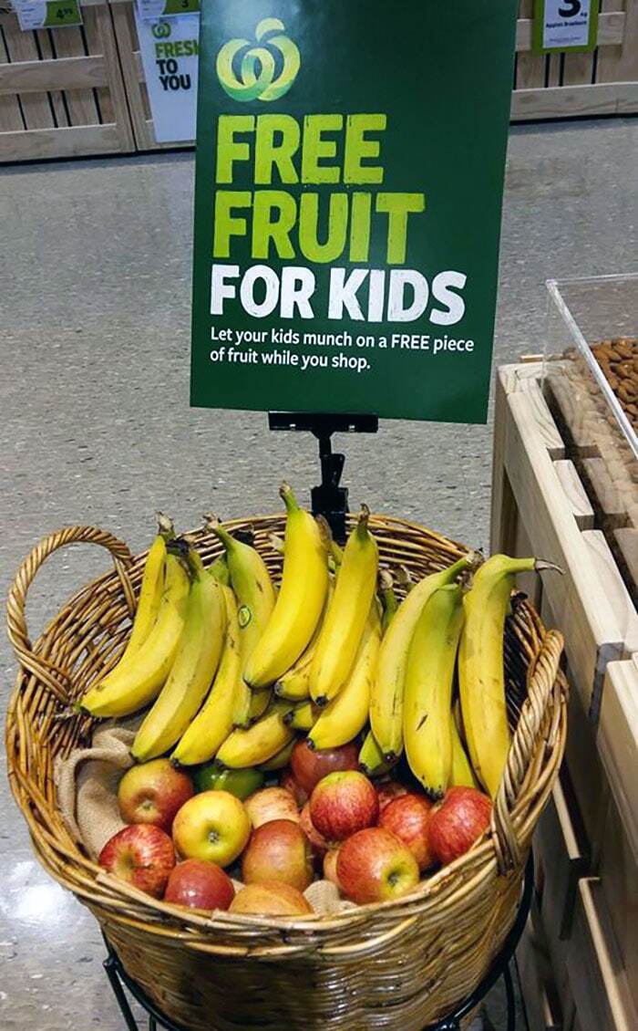 آگهی جالب میوه مجانی برای بچه‌ها در یک مغازه!