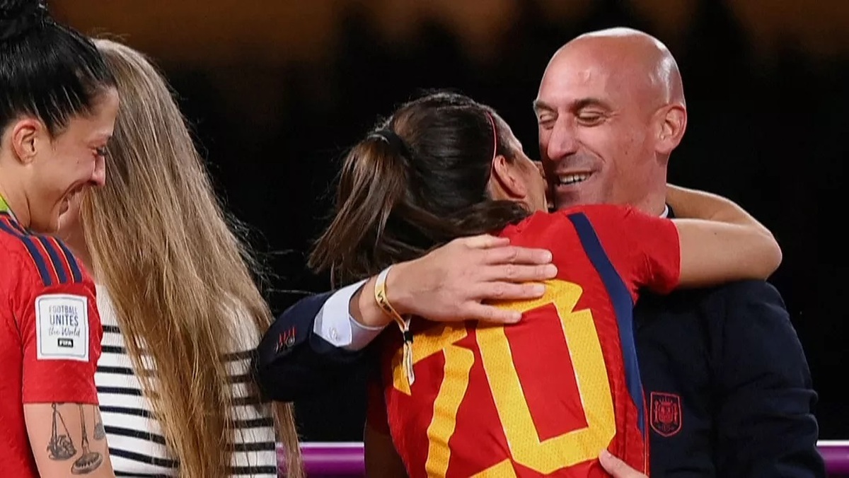 دردسر لب بوسی رئیس فدراسیون فوتبال اسپانیا و زنان عضو تیم ملی