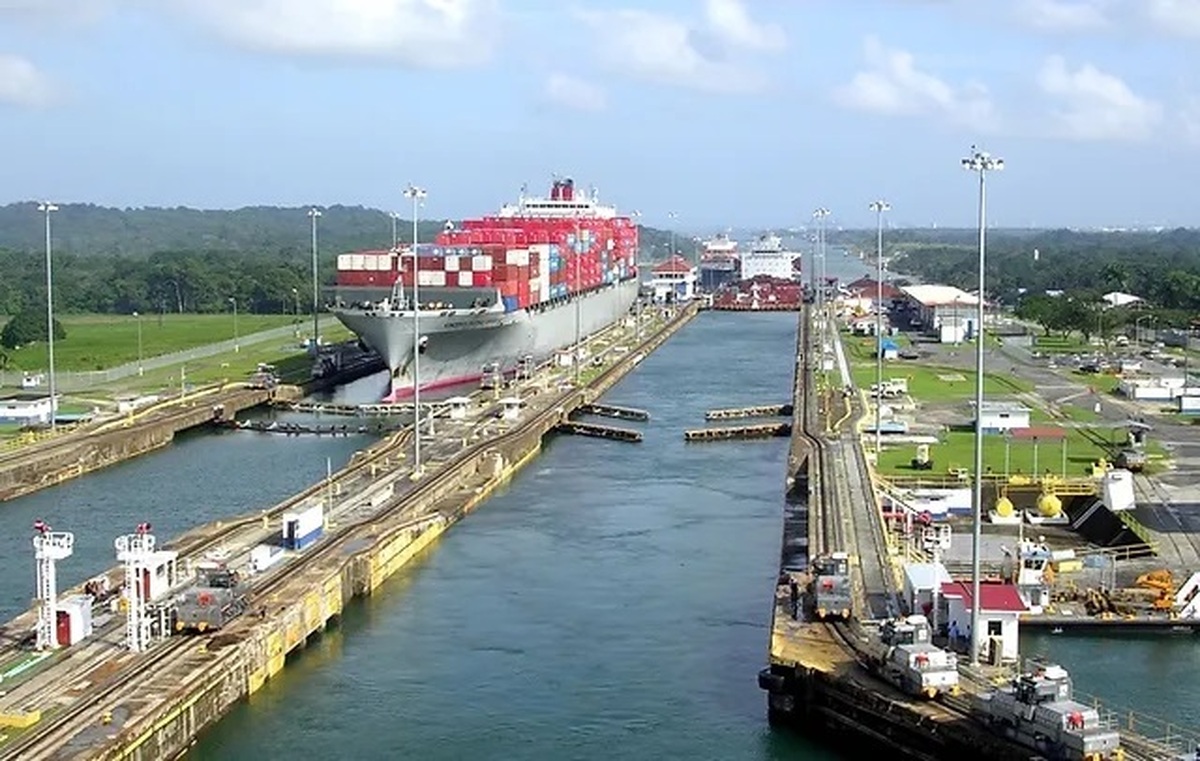 کشتی ها به خاطر خشک‌سالی پشت کانال پاناما گیر افتادند (فیلم)