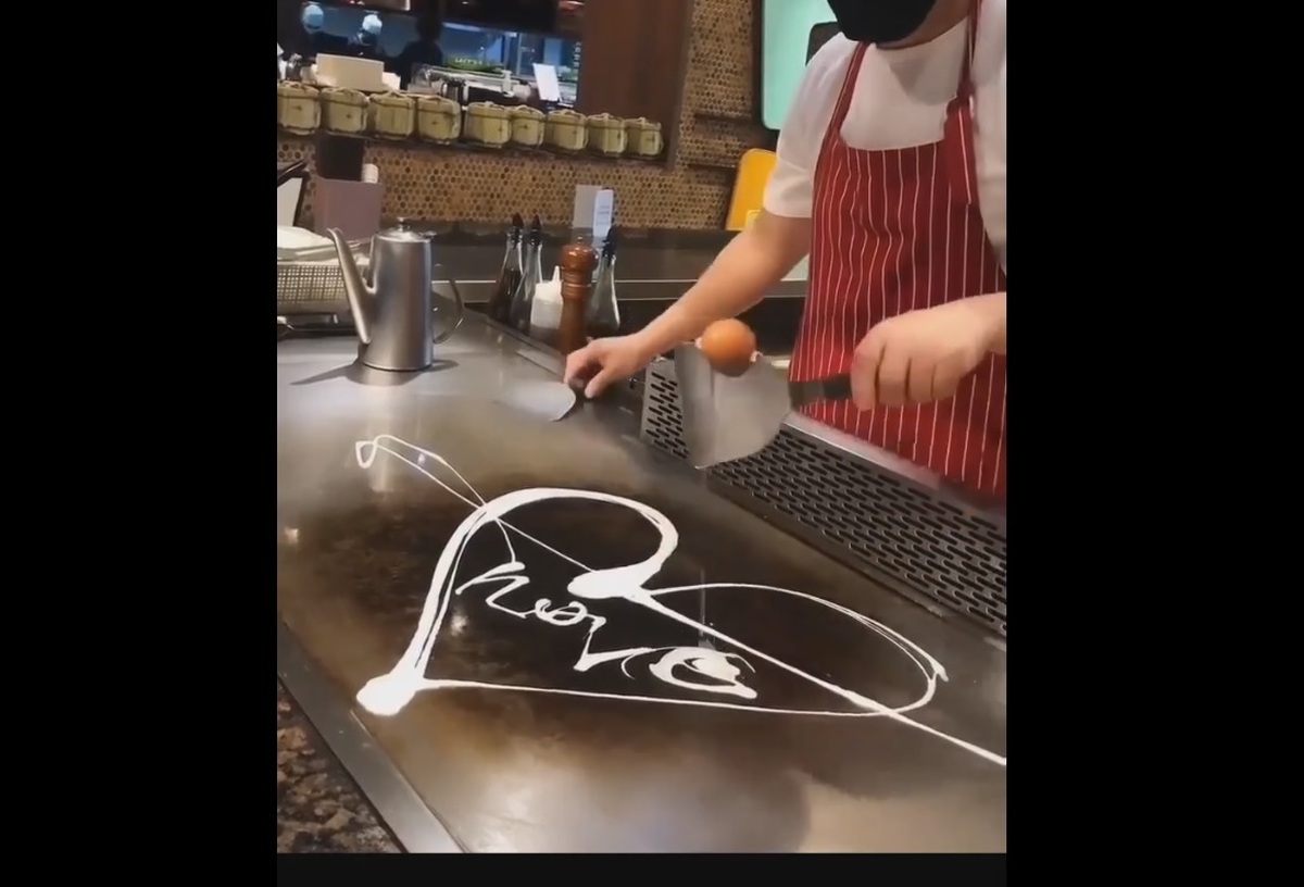 مهارت فوق العاده یک سر آشپز در درست کردن نیمرو (فیلم)