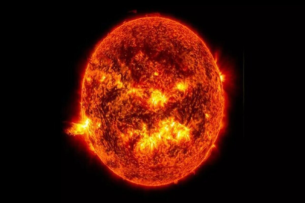 دمای سطح خورشید چند درجه سلسیوس است؟