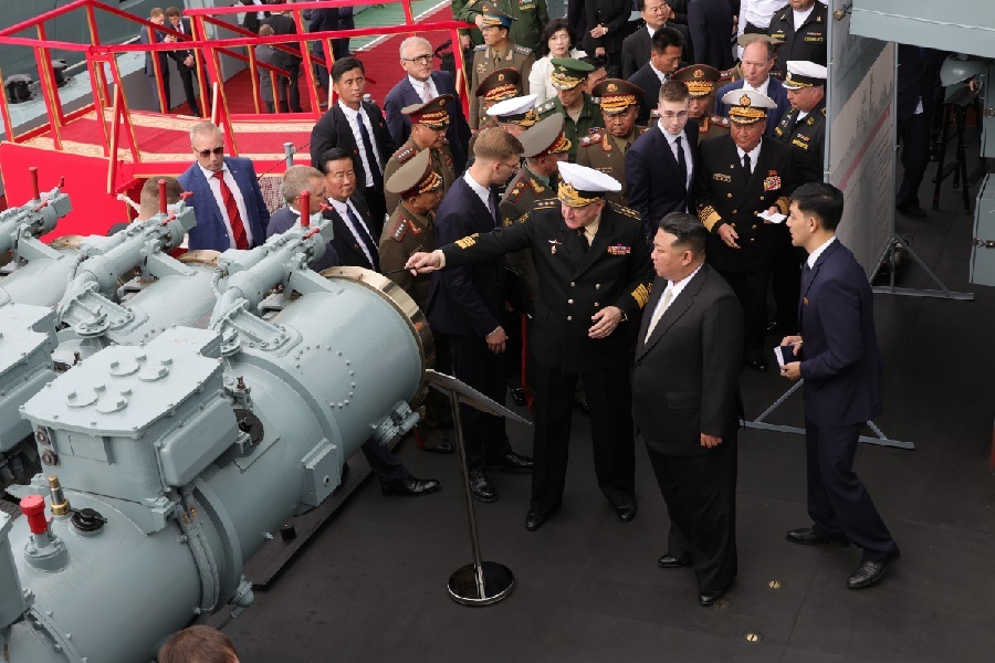 کیم جونگ اون رهبر کره شمالی در حال بازدید از ناوگان اقیانوس آرام نیروی دریایی روسیه در بندر ولادی وستوک  . 2023/09/16   عکس : AP / سرویس مطبوعاتی وزارت دفاع روسیه