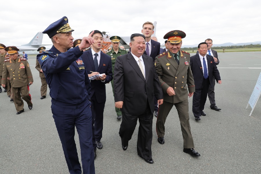 سفر رهبر کره شمالی به روسیه / بازدید از جنگنده ها ، ناوهای جنگی و موشک فراصوت ( + عکس )