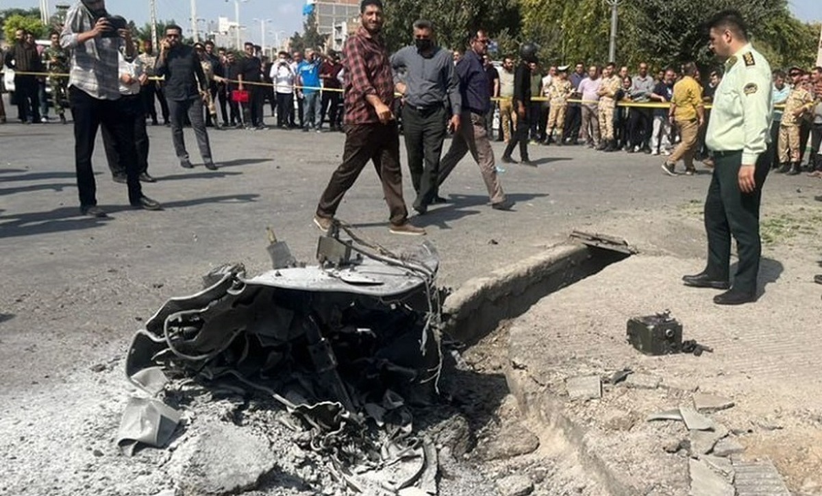 وزارت دفاع : سامانه آفندی و پهپادی در گرگان سقوط کرد / مردم قطعات باقی مانده‌ را دستکاری و جابجا نکنند