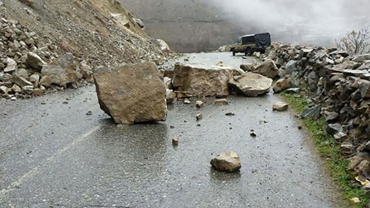 فوت یک مسافر در پی ریزش سنگ در جاده هراز