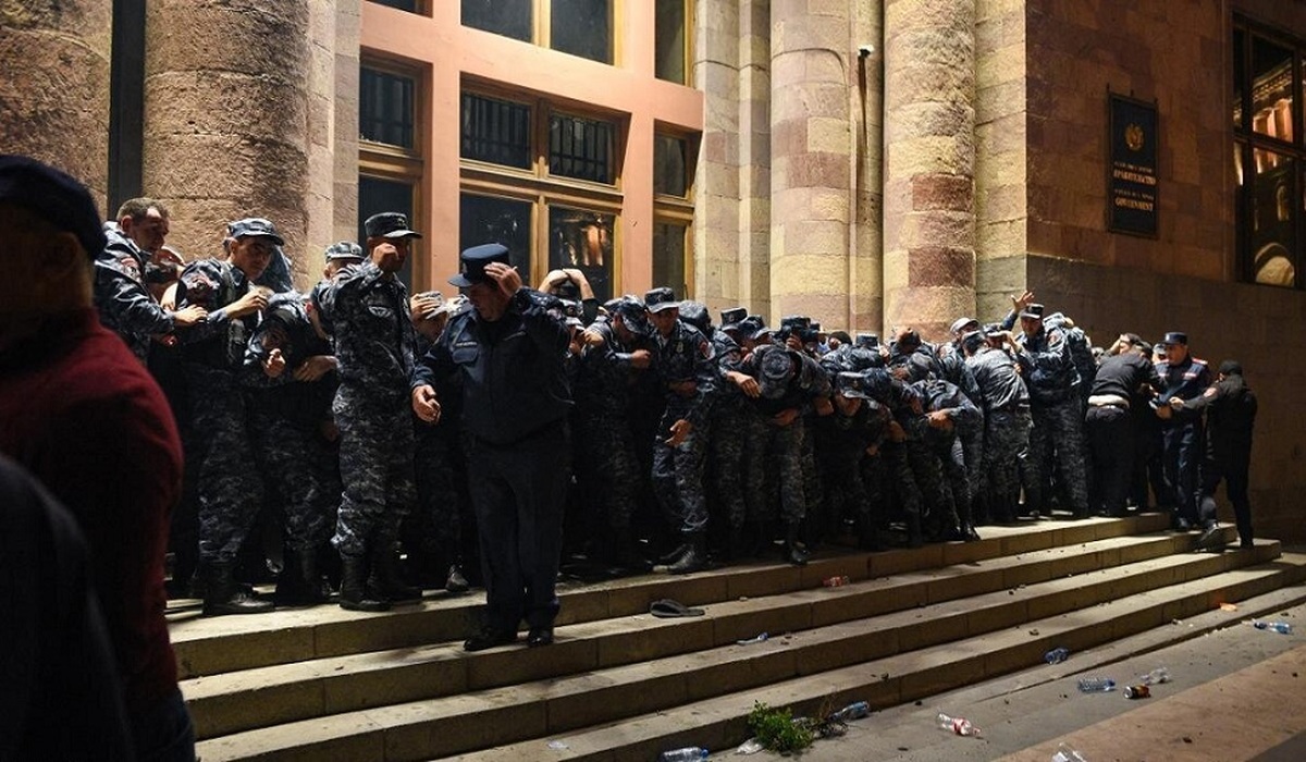 درگیری شدید پلیس و مردم در ارمنستان (فیلم)
