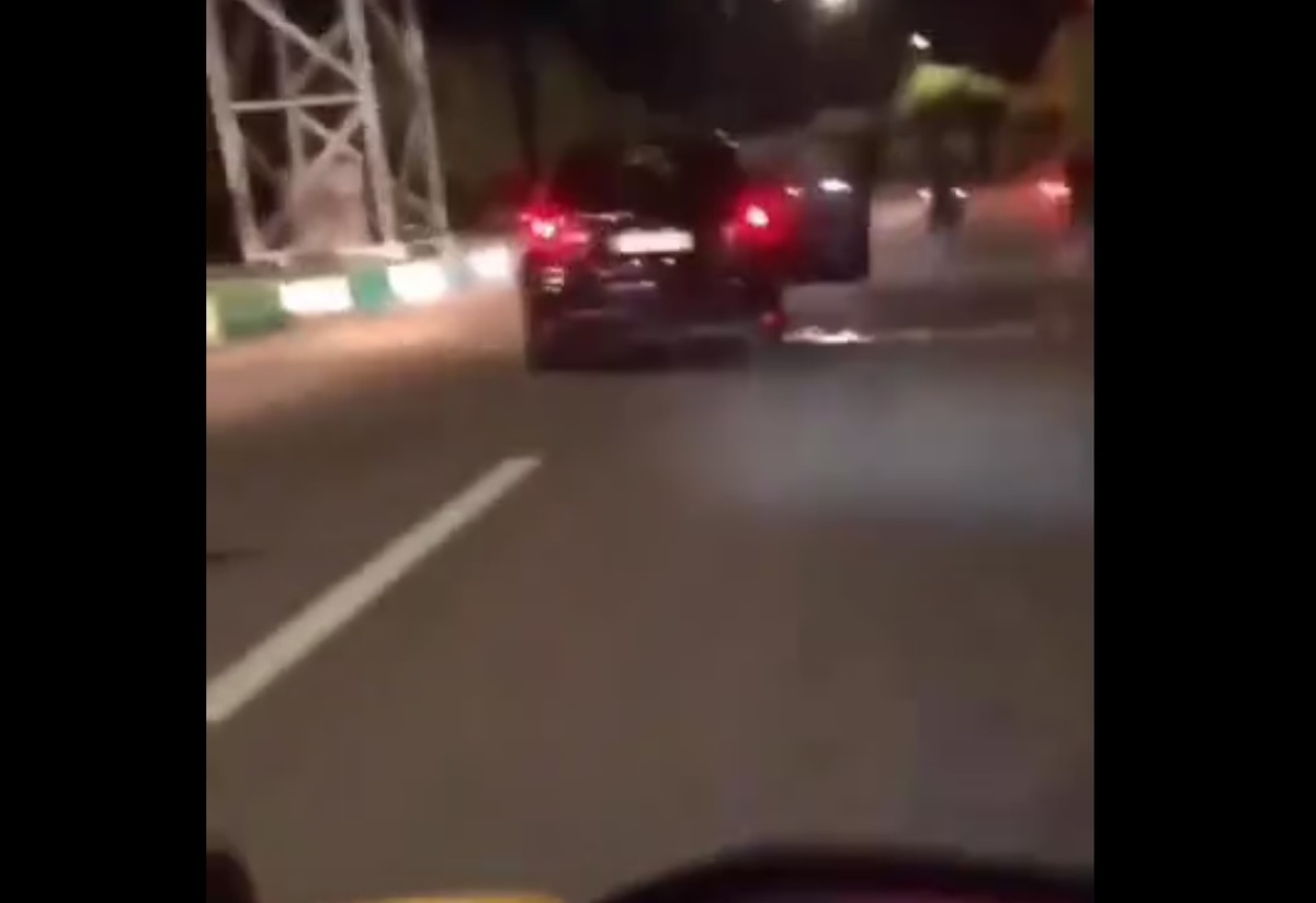 حمله وحشیانه چند سارق به خودرو ۲۰۶ با قمه (فیلم)