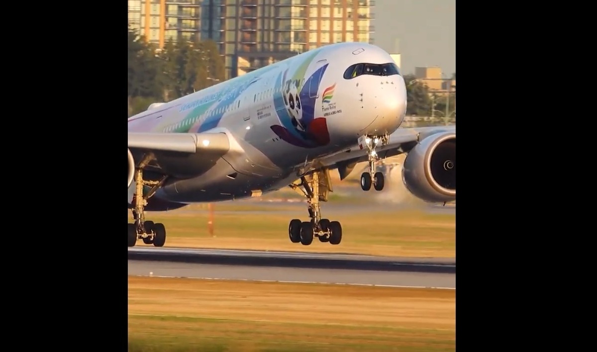فرود هیجان انگیز و تماشایی هواپیمای ایرباس A350 (فیلم)