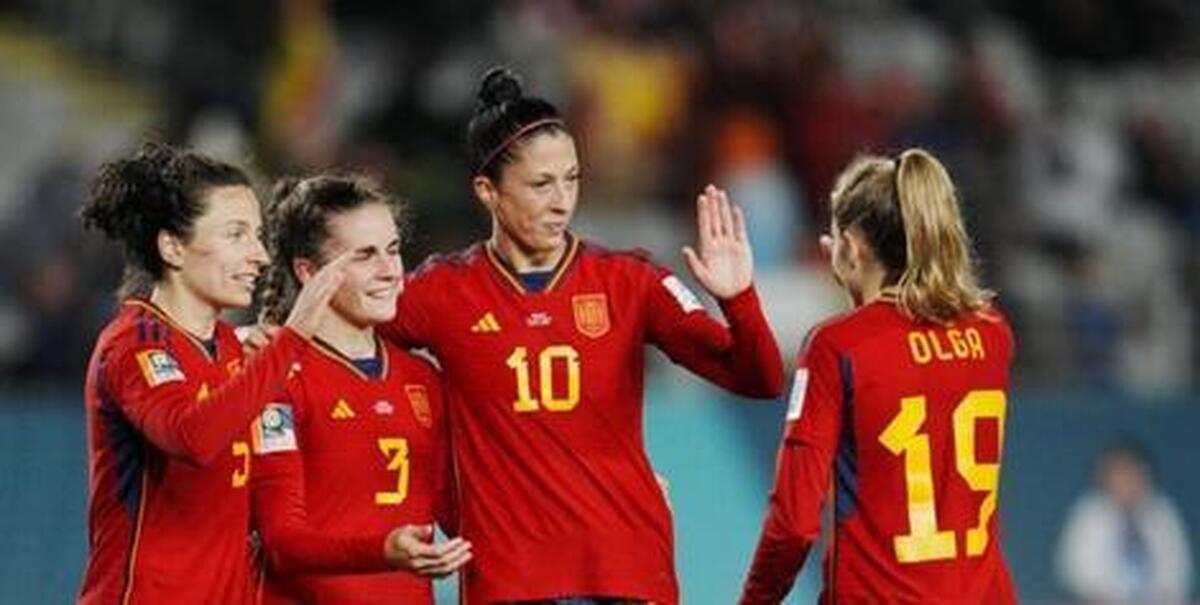 جنجال لب بوسی در اسپانیا / اعتصاب بازیکنان تیم ملی فوتبال زنان