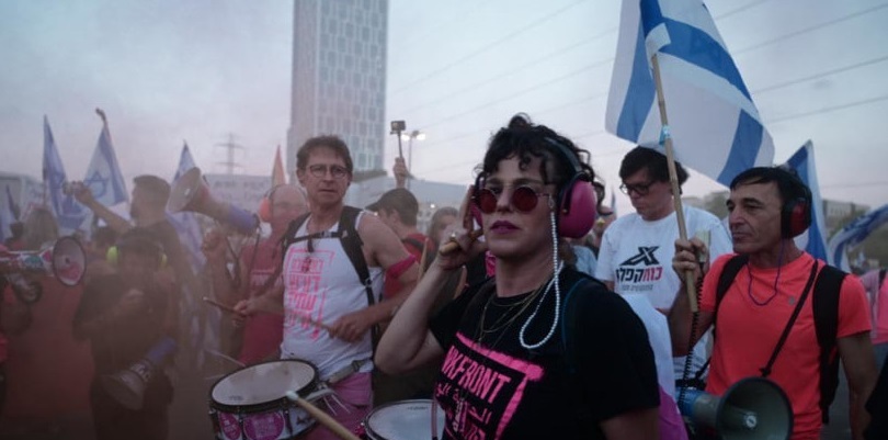  شرح عکس: زنان اسرائیلی در حال تظاهرات در شهر کوچک بنی براک در نزدیکی تل آویو . شهر بنی براک محل زندگی یهودیان تندرو است.