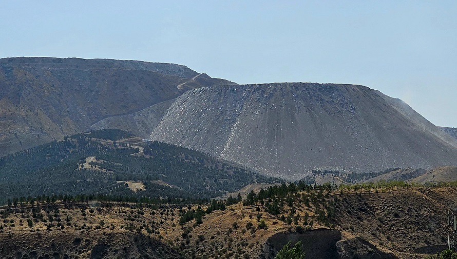 کوه نخاله‌ ای که درختان تهران را مدفون کرده است (عکس)