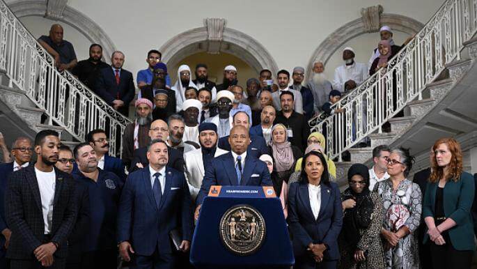 نشست خبری شهردار نیویورک برای اعلام صدور مجوز پخش اذان از مساجد نیویورک