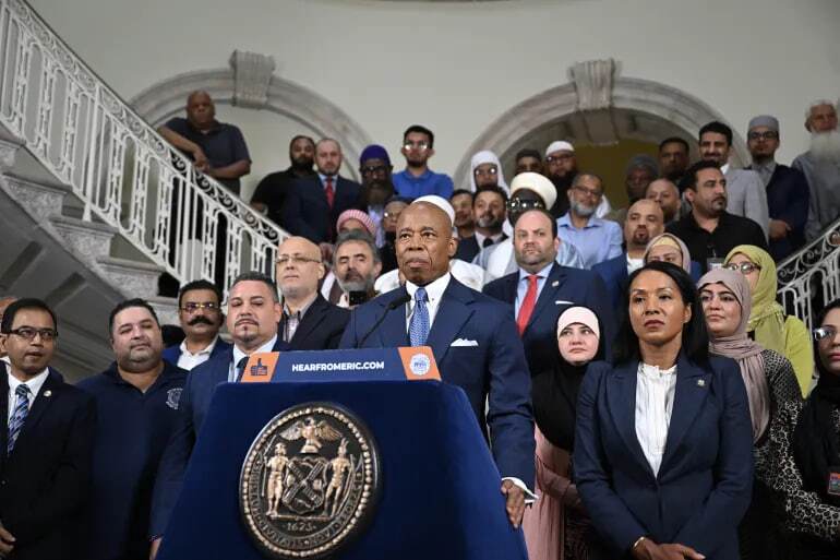 نشست خبری شهردار نیویورک برای اعلام صدور مجوز پخش اذان از مساجد نیویورک 