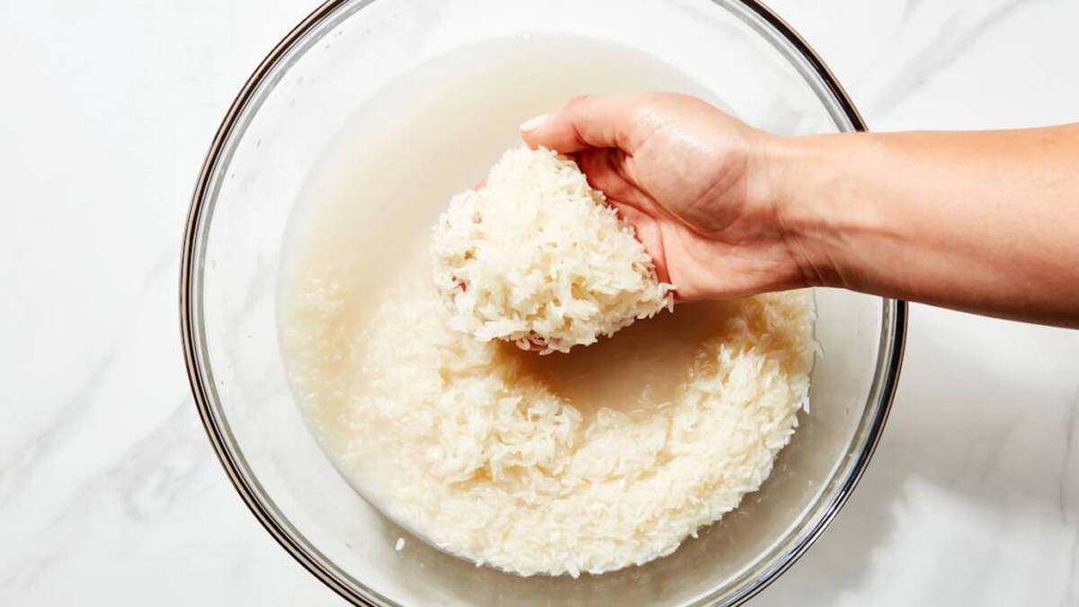 آیا واقعاً لازم است که برنج را قبل از پخت بشوریم؟
