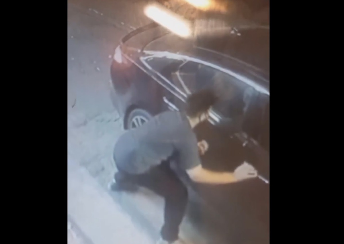 سرقت گوشی موبایل از خودرو با شیشه بالا (فیلم)